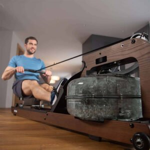 Vyras, naudojantis KETTLER ROWER H2O treniruoklį namų svetainėje.