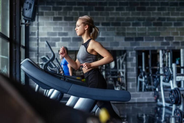 sportuojanti mergina su toorex fonas