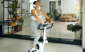 mergina namuose su dviraciu sportuoja